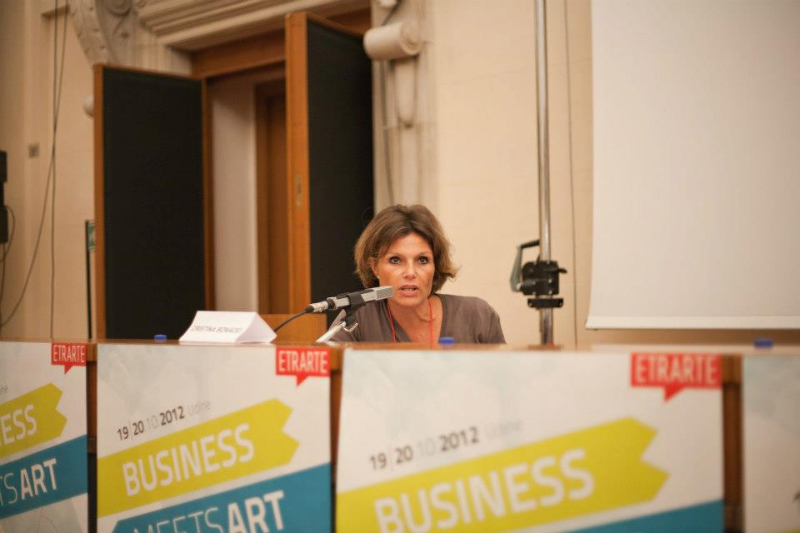 Prima Sessione: produrre cultura, dalla teoria ai fatti. Istantanee da un settore chiave nella ripresa economica nazionale - La moderatrice Cristina Bonadei.