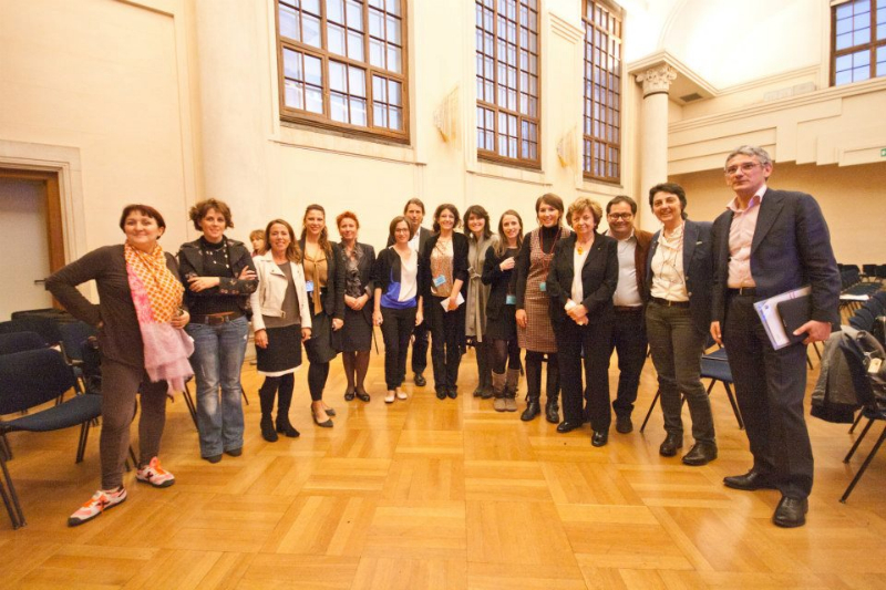 Foto di gruppo: staff Etrarte e alcuni dei relatori intervenuti. Da sinistra: Patrizia Moroso, Giorgia Turchetto, Maria Flora Monini, Gloria Deganutti, Rossana Girardi, Elisabetta Mezzapesa, Carlo Bach, Elena Tammaro, Giuliana Ganzini, Emma Barreca, Federica Manaigo, Lucia Starola, Francesco Crisci, Giuliana Carbi, Filiberto Zovico.