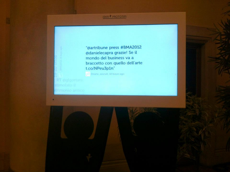 Il monitor che mostra in tempo reale i tweet con tag #bma2012 — con Daniele Capra presso Sala Ajace.